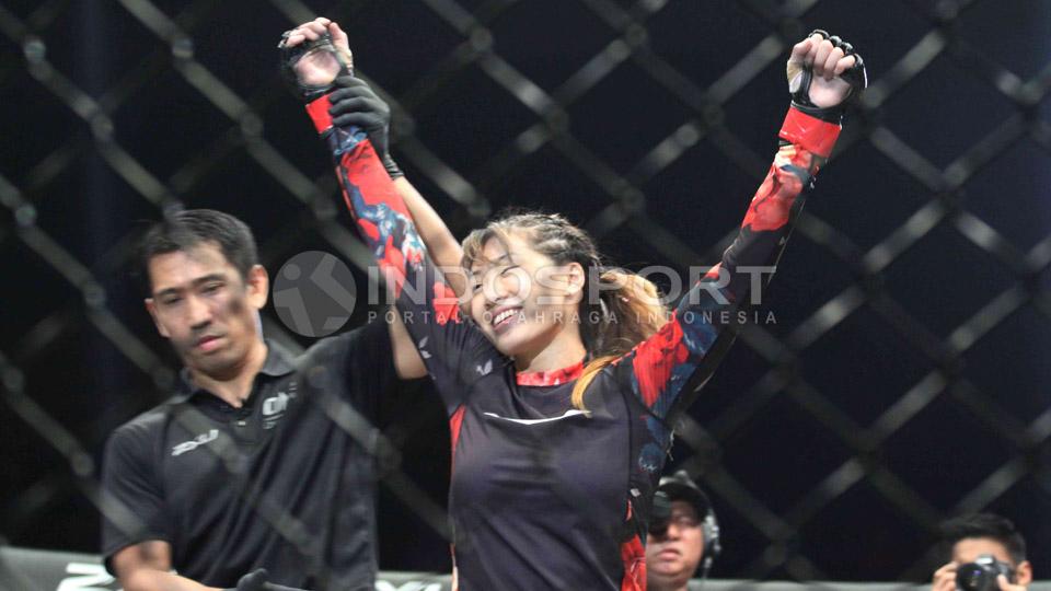 Angela Lee berhasil menang cepat saat melawan Mona Samir.